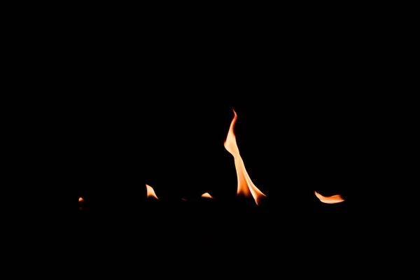 关闭黑色背景下的小燃烧火焰视图 — 免费的图库照片