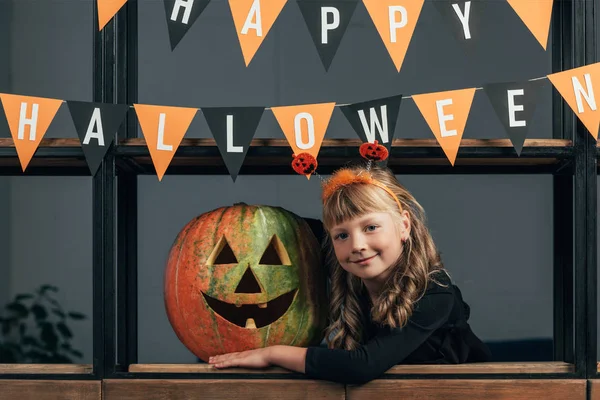 Retrato Niño Sonriente Disfrazado Halloween Calabaza Tallada Banderas Colgantes Casa — Foto de Stock