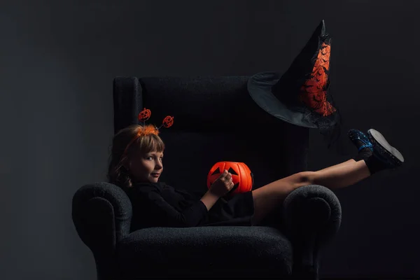 Criança Adorável Traje Halloween Descansando Poltrona Casa — Fotografia de Stock Grátis