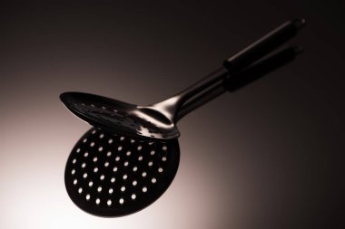 gri yansıyan tek siyah kesik(çökelti) yakından görmek 