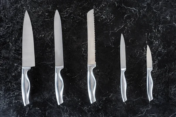 Вид Сверху Разные Кухонные Ножи Расположенные Черной Поверхности — стоковое фото