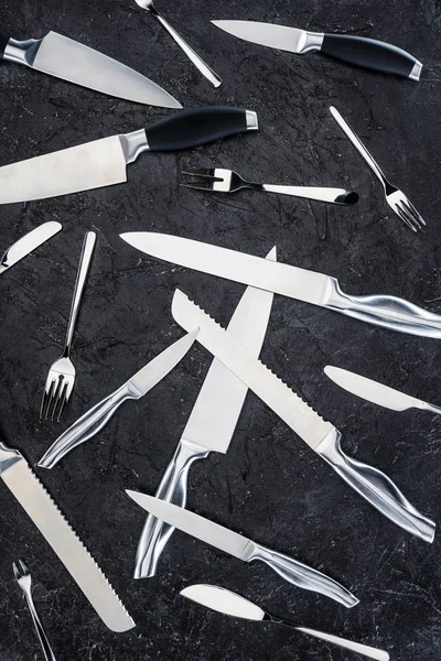 Top View Various Kitchen Knives Forks Arranged Black Surface — Free Stock Photo