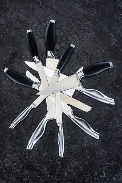 Вид Сверху Различные Кухонные Ножи Расположенные Черной Поверхности — стоковое фото