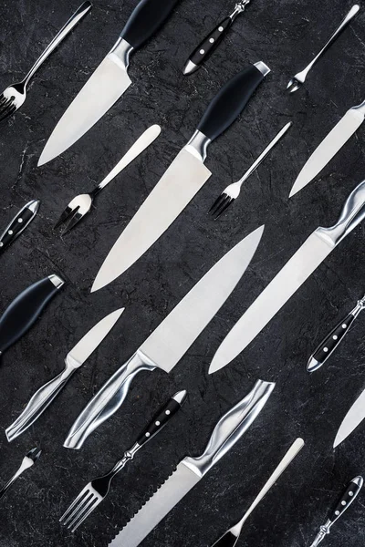Вид Зверху Різні Вилки Ножі Чорній Поверхні — стокове фото