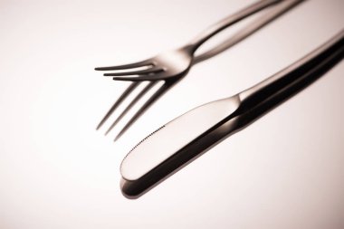 gri parlak çatal ve bıçak yakından görmek yansıyan