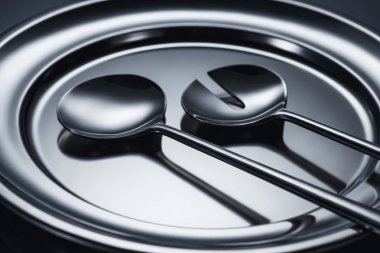 parlak kepçeler Grey metal tepsi üzerinde görmek