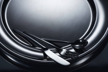 çatal bıçak takımı Grey parlak metal tepsi üzerinde görmek 