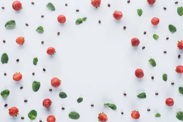 Rundrahmen Aus Reifen Erdbeeren Mit Minzblättern Und Kaffeebohnen Auf Weißer — Stockfoto