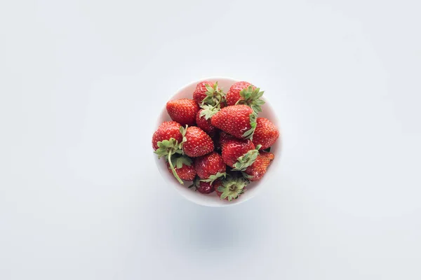 Draufsicht Auf Schüssel Mit Reifen Erdbeeren Auf Weißer Tischplatte — Stockfoto