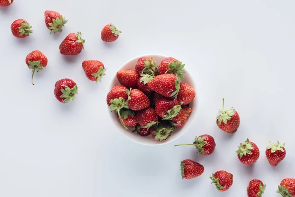 Draufsicht Auf Schüssel Mit Frischen Erdbeeren Auf Weißer Tischplatte — Stockfoto