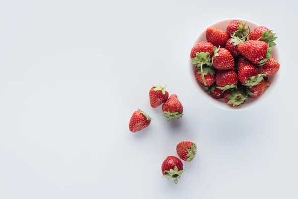 Draufsicht Auf Schüssel Mit Frischen Ganzen Erdbeeren Auf Weißer Oberfläche — Stockfoto