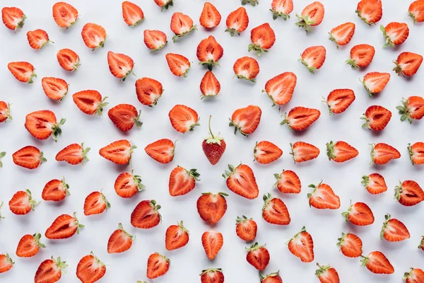 Draufsicht Auf Runde Komposition Aus Halbierten Erdbeeren Auf Weißer Oberfläche — Stockfoto