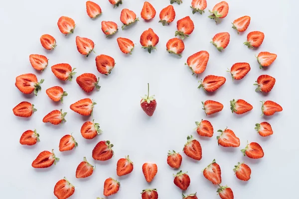 Rundrahmen Aus Halbierten Erdbeeren Mit Loch Der Mitte Auf Weißer — Stockfoto