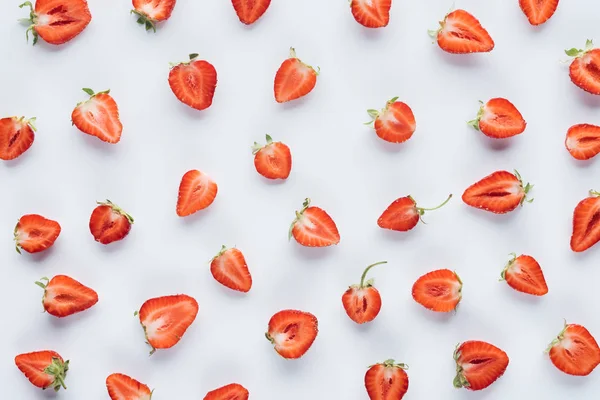 Draufsicht Auf Saftige Halbierte Erdbeeren Auf Weißer Oberfläche — kostenloses Stockfoto