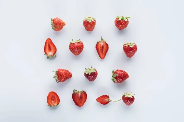 Ansicht Von Halbierten Und Ganzen Erdbeeren Auf Weißer Oberfläche — Stockfoto