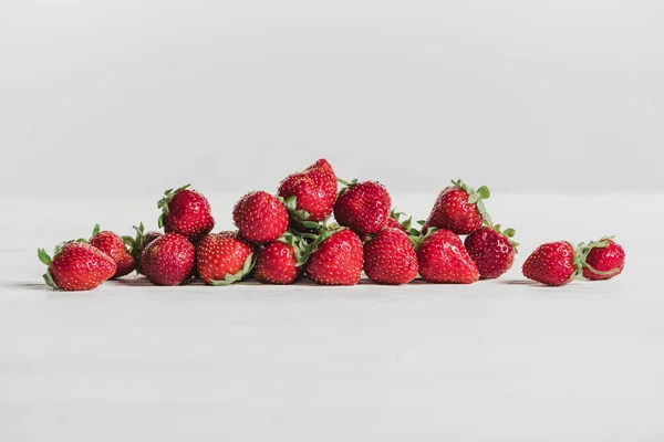 Nahaufnahme Eines Haufens Erdbeeren Auf Weißem Grund — Stockfoto