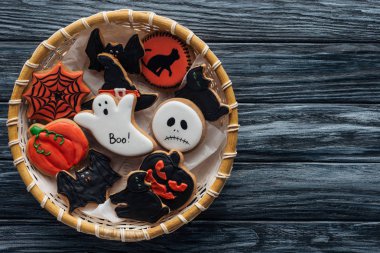hasır sepet ev yapımı spooky halloween kurabiye ile üstten görünüm ahşap tablo 