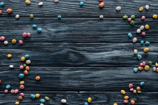 Podwyższone Widok Ułożone Kolorowe Pyszne Cukierki Podłoże Drewniane — Zdjęcie stockowe
