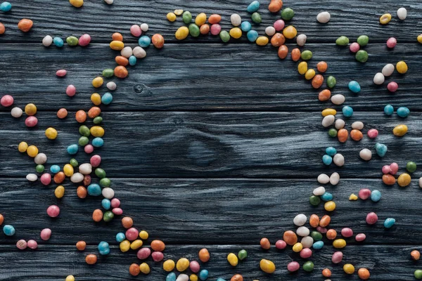 Ahşap Arka Plan Üzerinde Renkli Lezzetli Şekerleme Yapılmış Daire — Stok fotoğraf