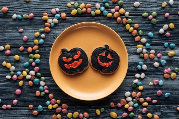 Van Bovenaf Bekijken Van Plaat Met Halloween Cookies Omgeven Door — Stockfoto