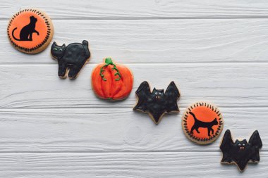ahşap masa satırındaki ev yapımı halloween kurabiye kompozisyon yerleştirilen 