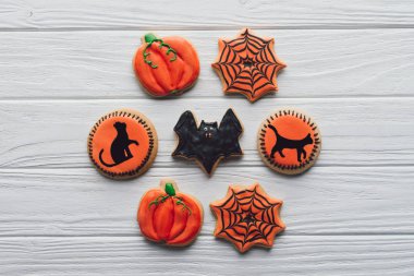 Ev yapımı halloween kurabiye ile kompozisyon üstten görünüm ahşap tablo 