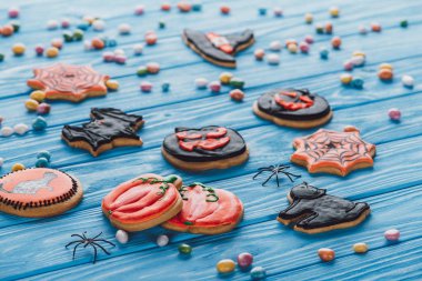renkli şekerler ve ev yapımı halloween kurabiye mavi ahşap tablo 