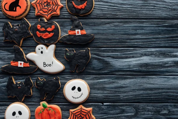 Vista Elevada Assustador Deliciosos Biscoitos Halloween Colocados Fileiras Fundo Madeira — Fotografia de Stock