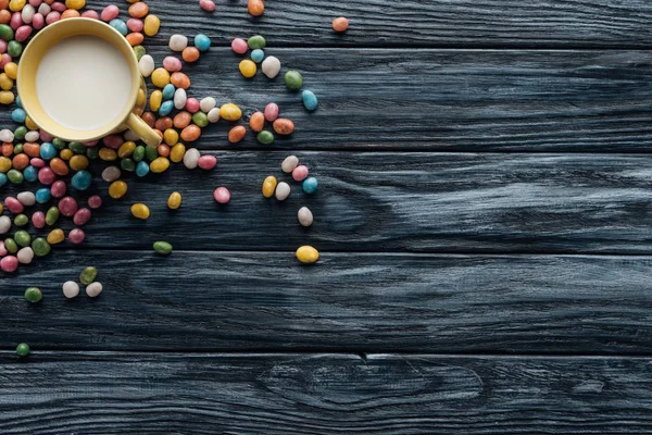 Verhoogde Weergave Van Kleurrijke Snoepjes Kopje Met Melk Houten Achtergrond — Stockfoto