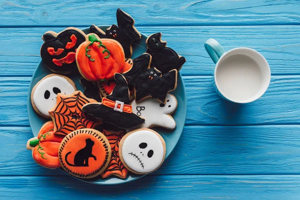 Vista Cima Xícara Com Leite Prato Com Biscoitos Halloween Caseiros — Fotografia de Stock