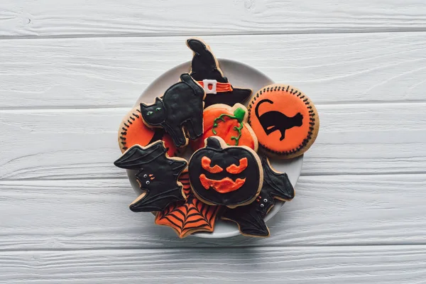 Bovenaanzicht Van Plaat Zelfgemaakte Halloween Cookies Houten Tafel — Stockfoto