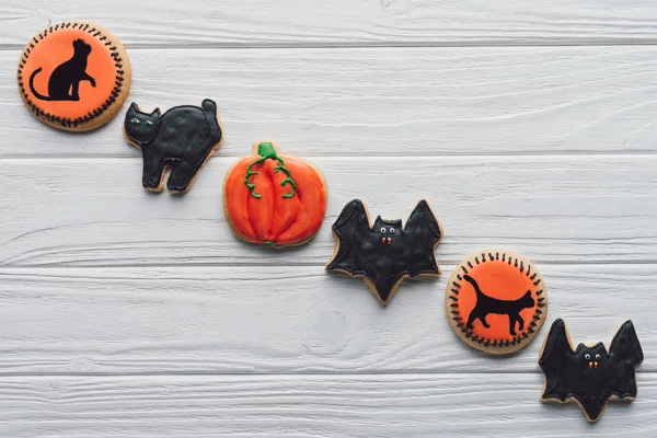 Samenstelling Van Zelfgemaakte Halloween Cookies Geplaatst Rij Houten Tafel — Stockfoto