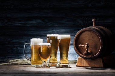 lezzetli bira, buğday spikelets ve bira varil ahşap masa, oktoberfest kavramı üzerinde gözlük