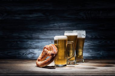 Lezzetli cips ve bira ahşap masa, oktoberfest kavramı üzerinde bardak