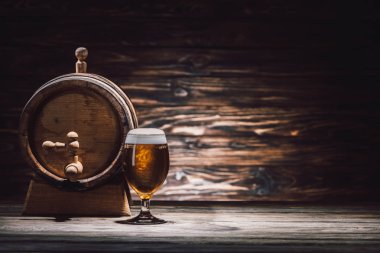 bardak bira ve bira varil üzerinde ahşap masa, oktoberfest kavramı