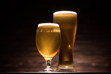 İki bardak bira ahşap masa, oktoberfest kavramı üzerinde