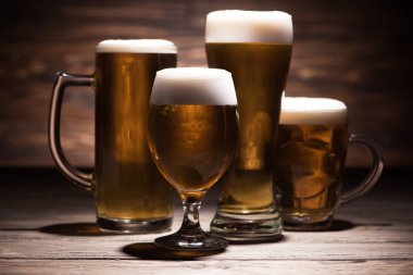 ahşap masa üstü, oktoberfest kavramı lezzetli bira dört bardak