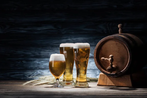 Birra Bicchieri Spikelets Grano Botte Birra Sul Tavolo Legno Concetto — Foto Stock