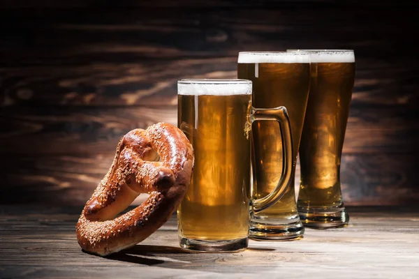 Biergläser Und Leckere Brezeln Auf Holzboden Oktoberfest Konzept — Stockfoto