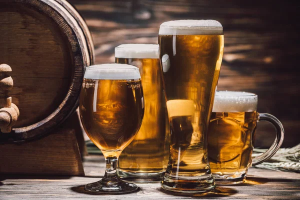 Golden Μπύρα Στο Βαρέλι Γυαλιά Και Μπύρα Στο Ξύλινο Τραπέζι — Φωτογραφία Αρχείου