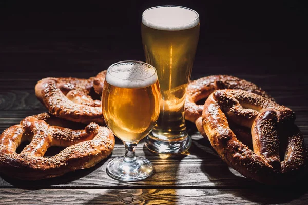 Två Glas Och Smaskiga Pretzels Träbord Oktoberfest Koncept — Stockfoto