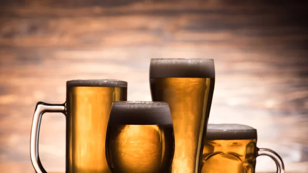 Vier Gläser Goldenes Frisches Bier Auf Hölzernem Hintergrund Oktoberfestkonzept — Stockfoto