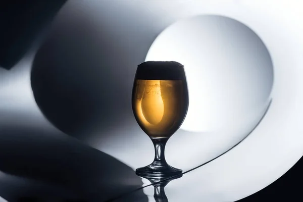 Vaso Cerveza Sobre Superficie Blanca Negra Reflectante Concepto Oktoberfest — Foto de Stock