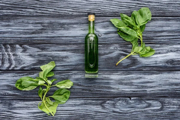 Верхний Вид Бутылки Натуральным Растительным Эфирным Маслом Зелеными Листьями Деревянном — стоковое фото