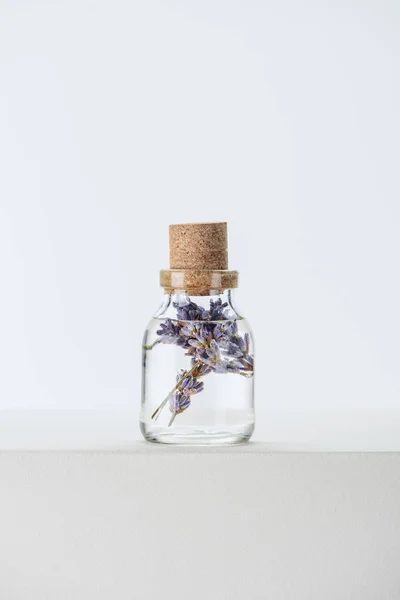 Garrafa Óleo Essencial Ervas Naturais Com Flores Violetas Superfície Branca — Fotografia de Stock