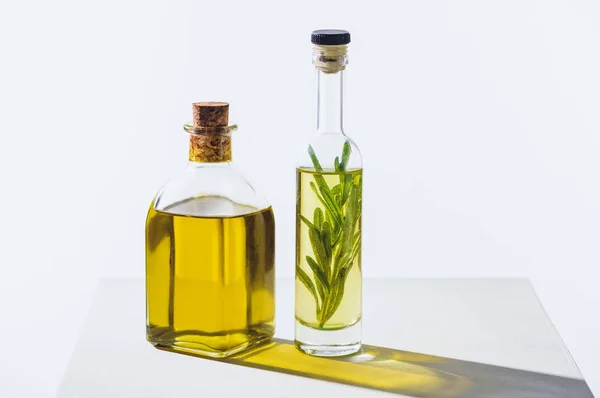 Дві Пляшки Натуральних Трав Яних Ефірних Жовтих Олій Білому Кубі — стокове фото