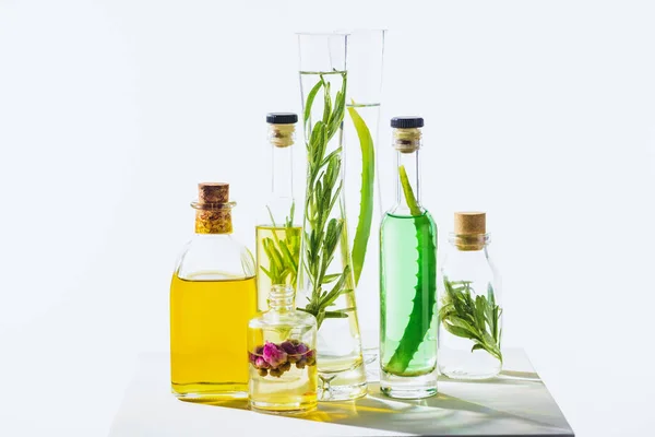 Flaskor Med Naturliga Växtbaserade Eteriska Gröna Och Gula Oljor Vit — Stockfoto