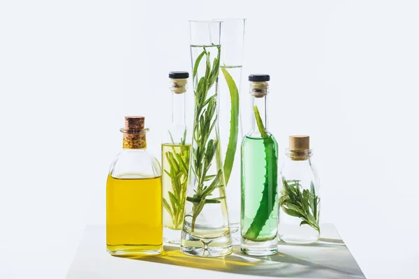 yağların doğal aromatik temel yeşil ve sarı beyaz küp üzerinde şeffaf şişe