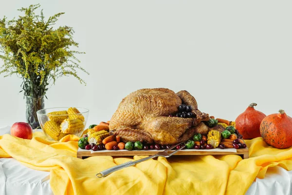 Vista Perto Mesa Jantar Férias Conjunto Com Peru Torrado Legumes — Fotografia de Stock Grátis