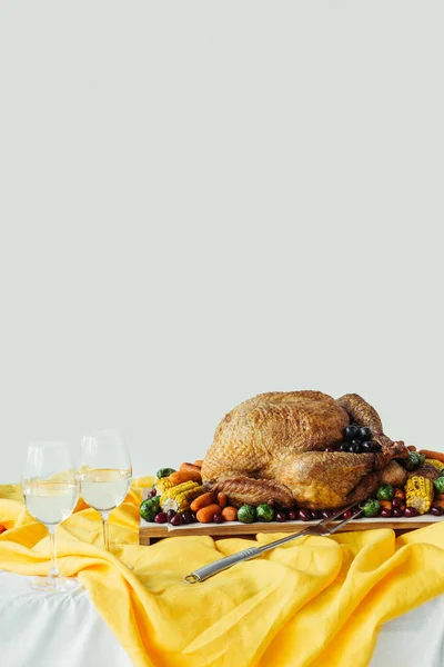 Close Van Feestelijke Thanksgiving Diner Tafel Set Met Glazen Wijn — Stockfoto